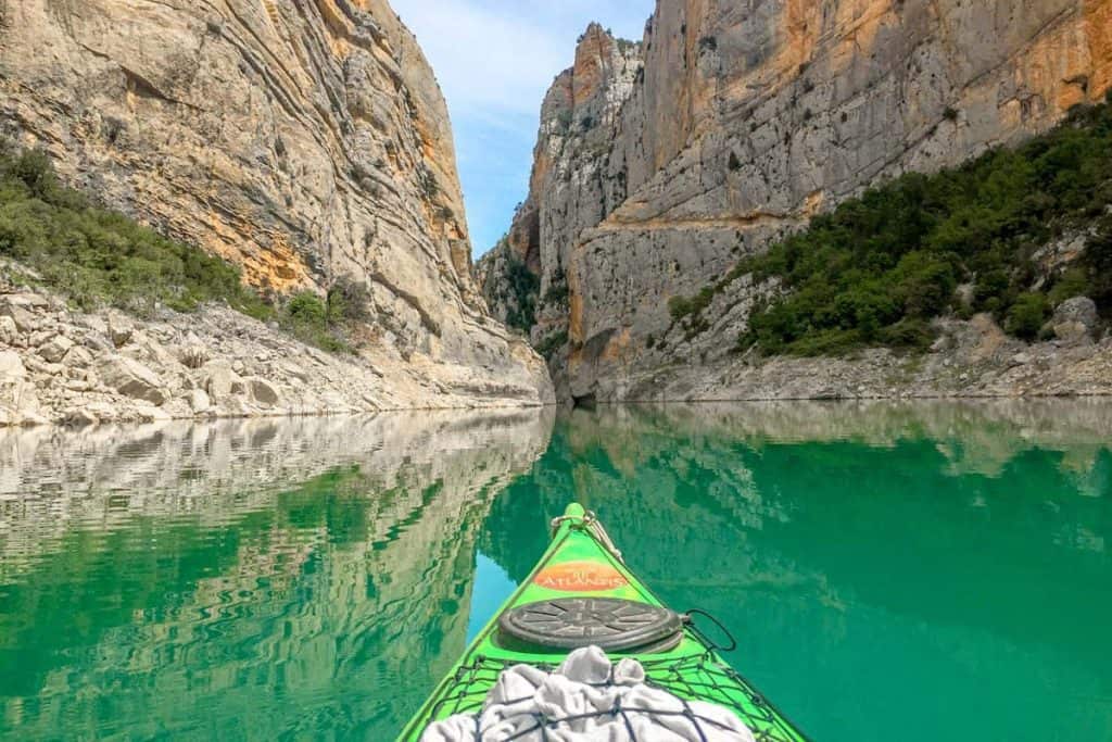 A kayak passing through the gorge of Mont-Rebei