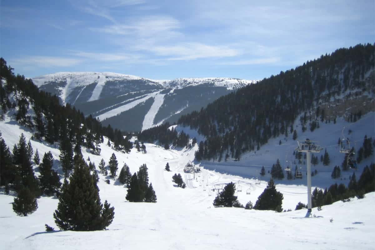Ski slopes and one ski lift of the Port Comte ski resort