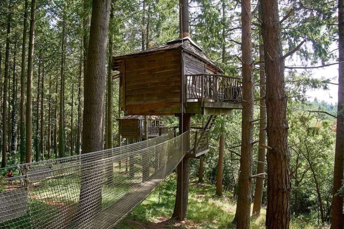 Two treehouses in the Cabanes als arbres
