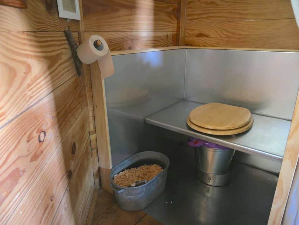 The toilet of one of the Cabanes als Arbres treehouse