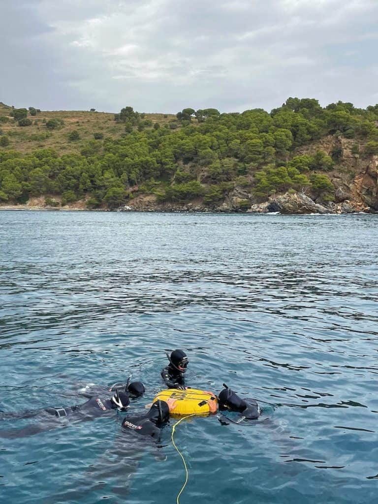 People getting ready to freedive in the Cap de Creus