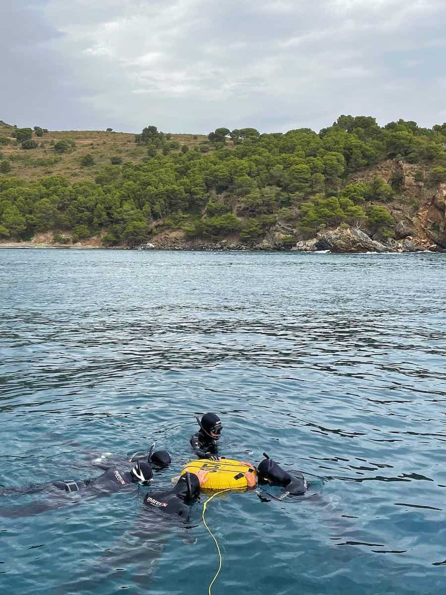 People getting ready to freedive in the Cap de Creus