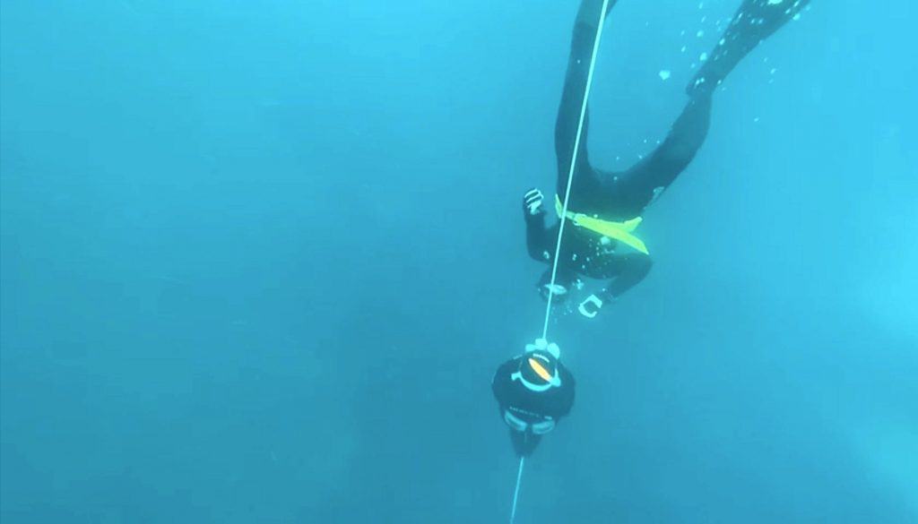 A person freediving with an instructor in the Costa Brava