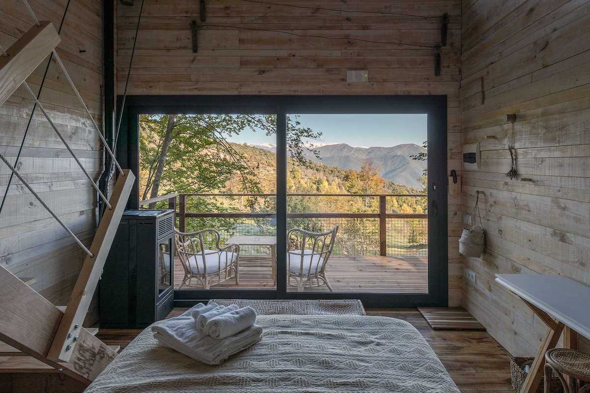 The views from the bedroom of the treehouse Cabanes entre Valls