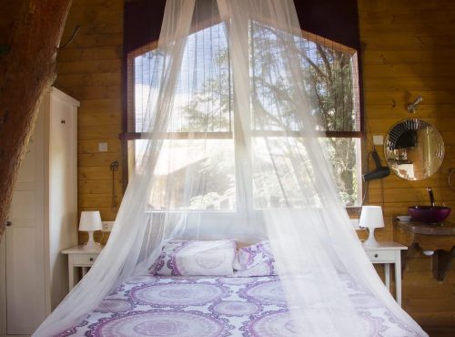 The bedroom of the treehouse Xalet Prades
