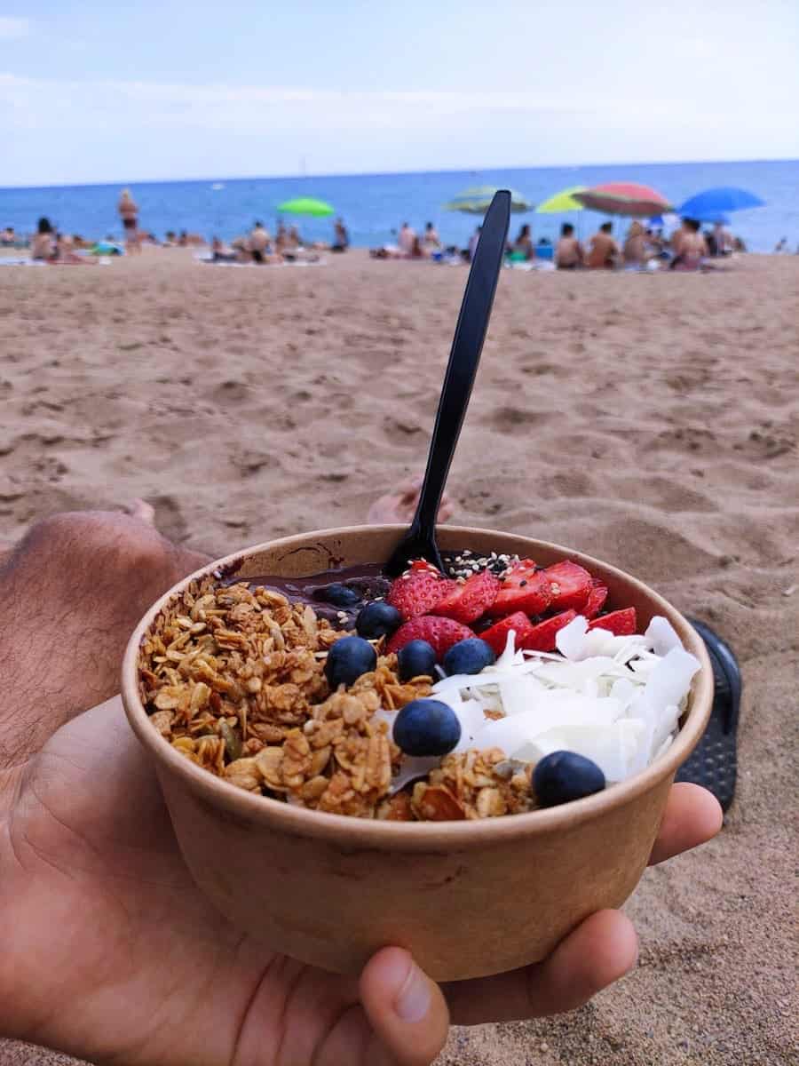 A person holding an açaí bowl in La Barcelona