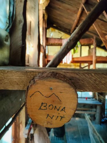 Bona nit (good night) sign in the Bassibes cabin