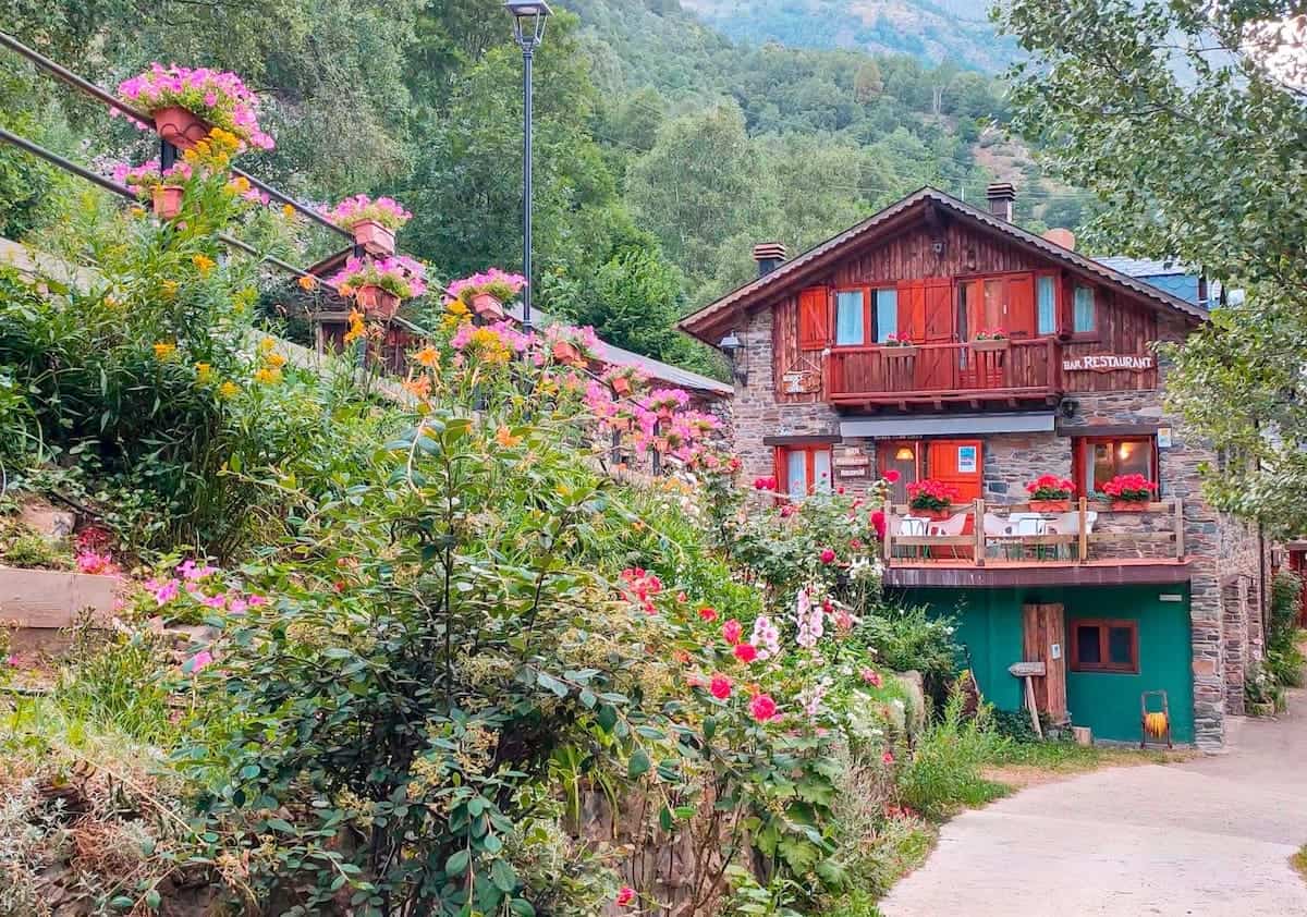 Bordes de Graus, one of the huts in La Porta del Cel