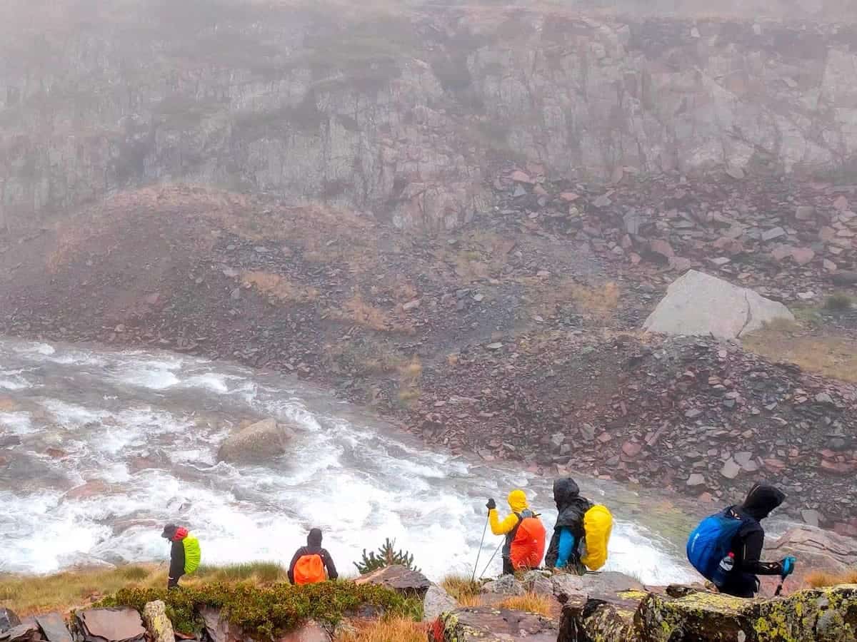 Climbing the Llurri mountain pass under the rain