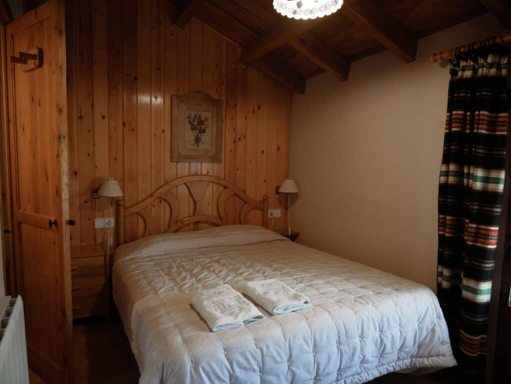 One of the rooms in El Boixar mountain hut