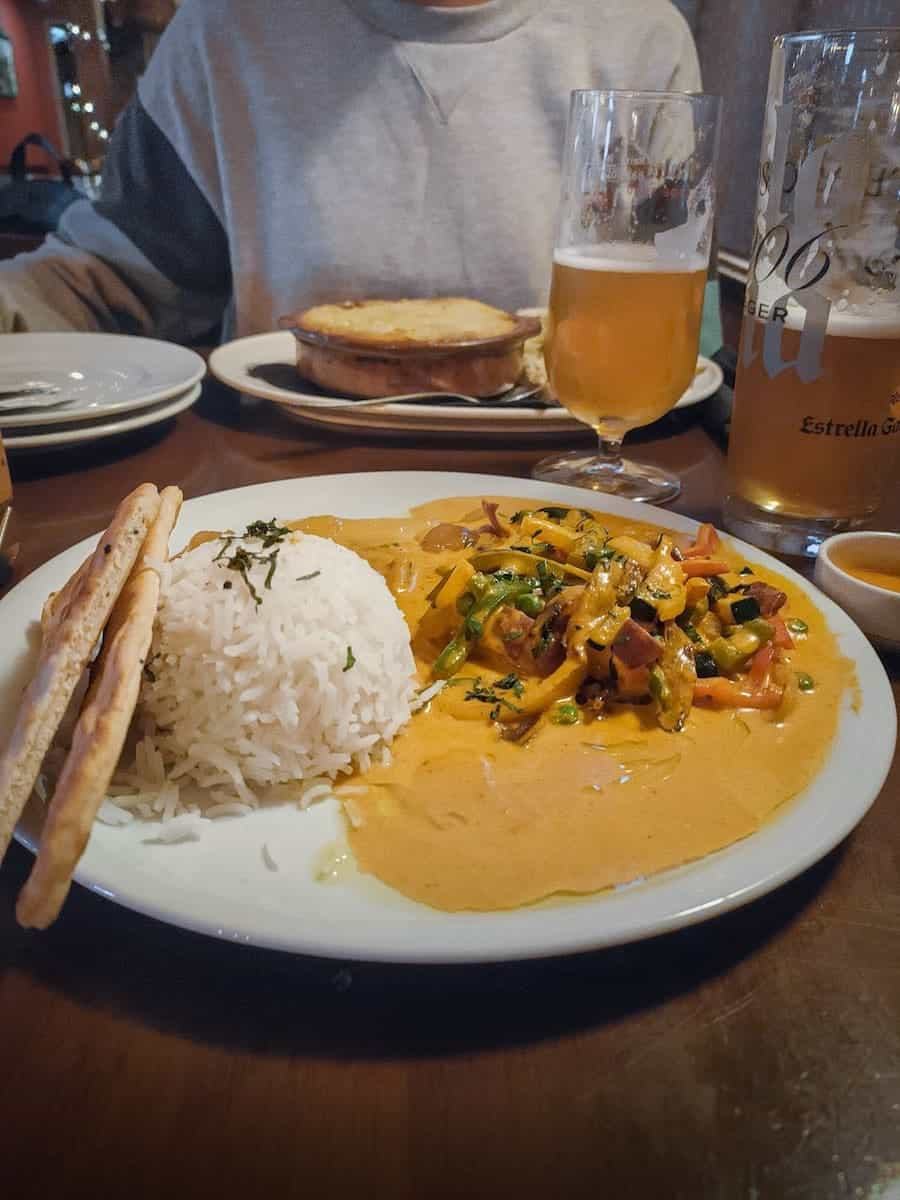 A dish of curry at the English pub Hunters