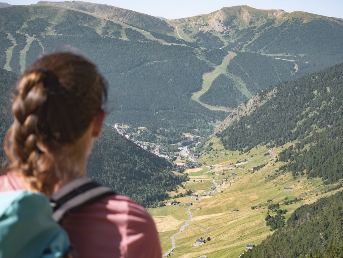 A person admiring the Incles Valley and Grandavalira's ski slopes from the Coronallacs route