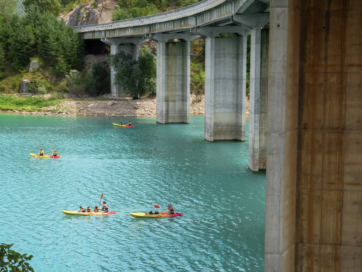 People kayaking in Llosa del Cavall reservoir