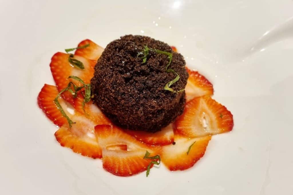 A dish of meat and strawberries at MiraKbe (Andorra)