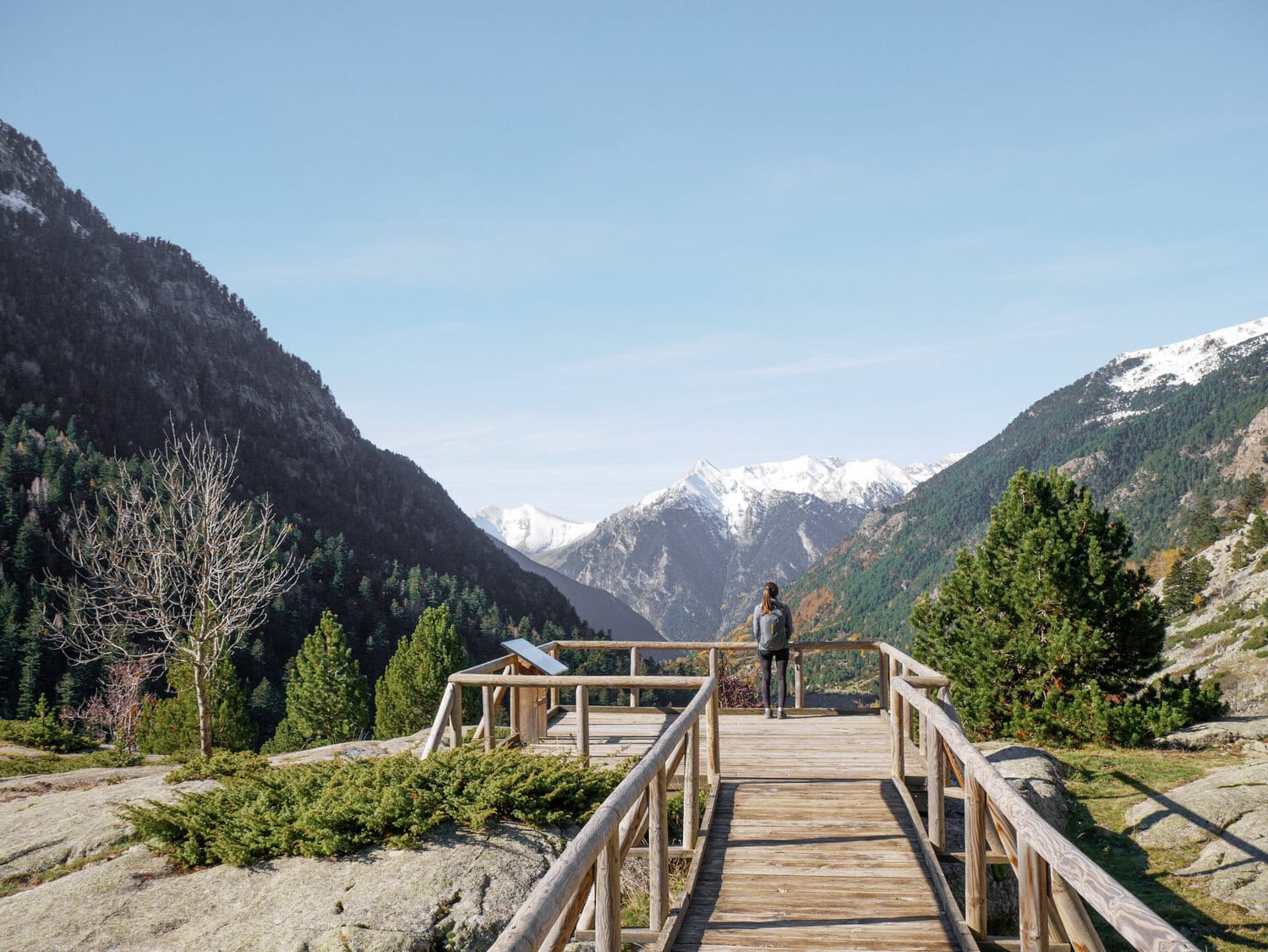 A person in the Sant Esperit lookout in Aigüestortes