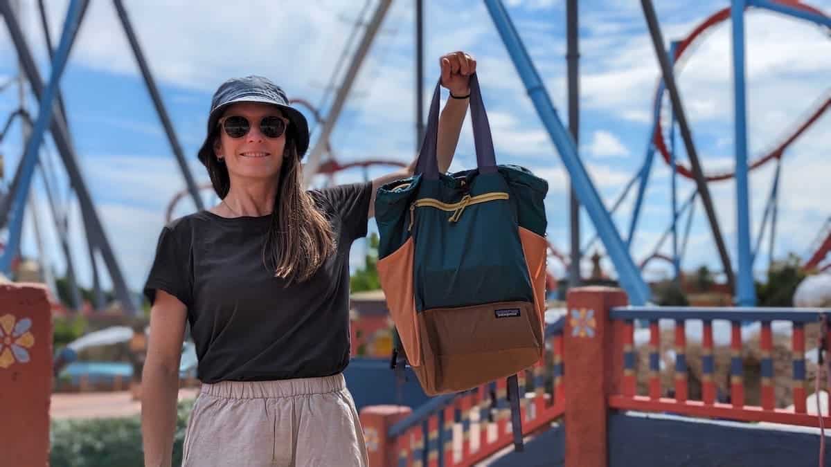 A woman holding a backpack in Port Aventura