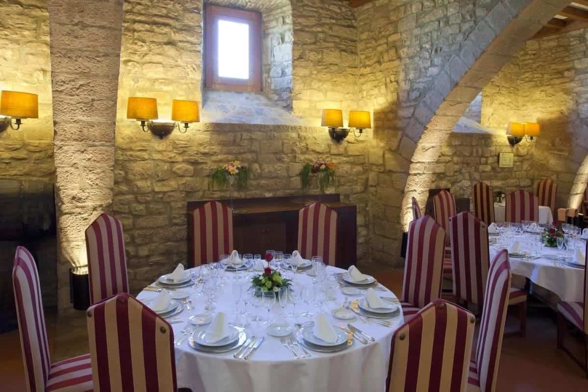 Dining room in the Parador de Cardona