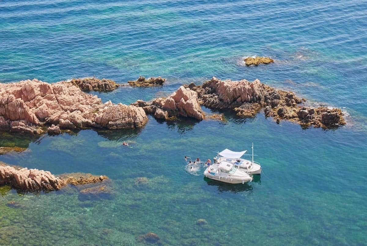 People swimming next to a boat in the Costa Brava