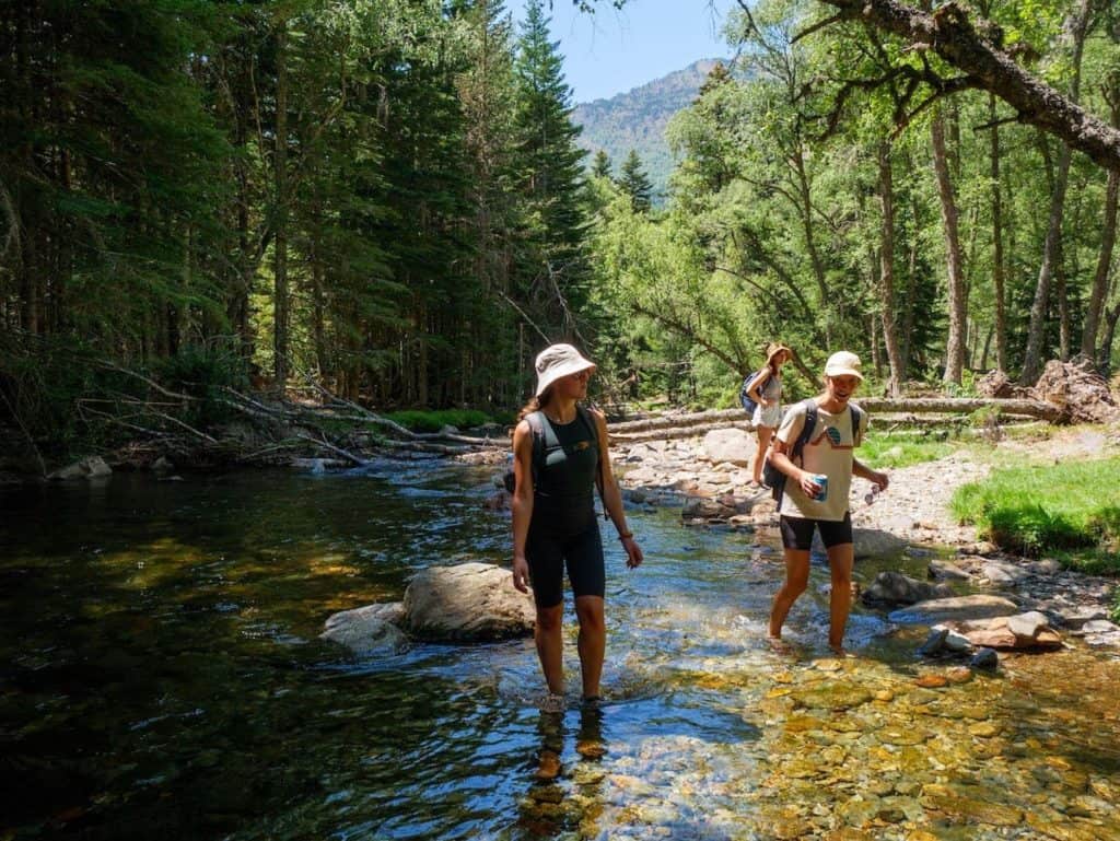 Three people walking in Pla de Boavi