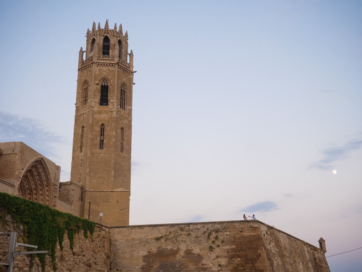 Two people enjoying a picnic at La Seu Vella in Lleida