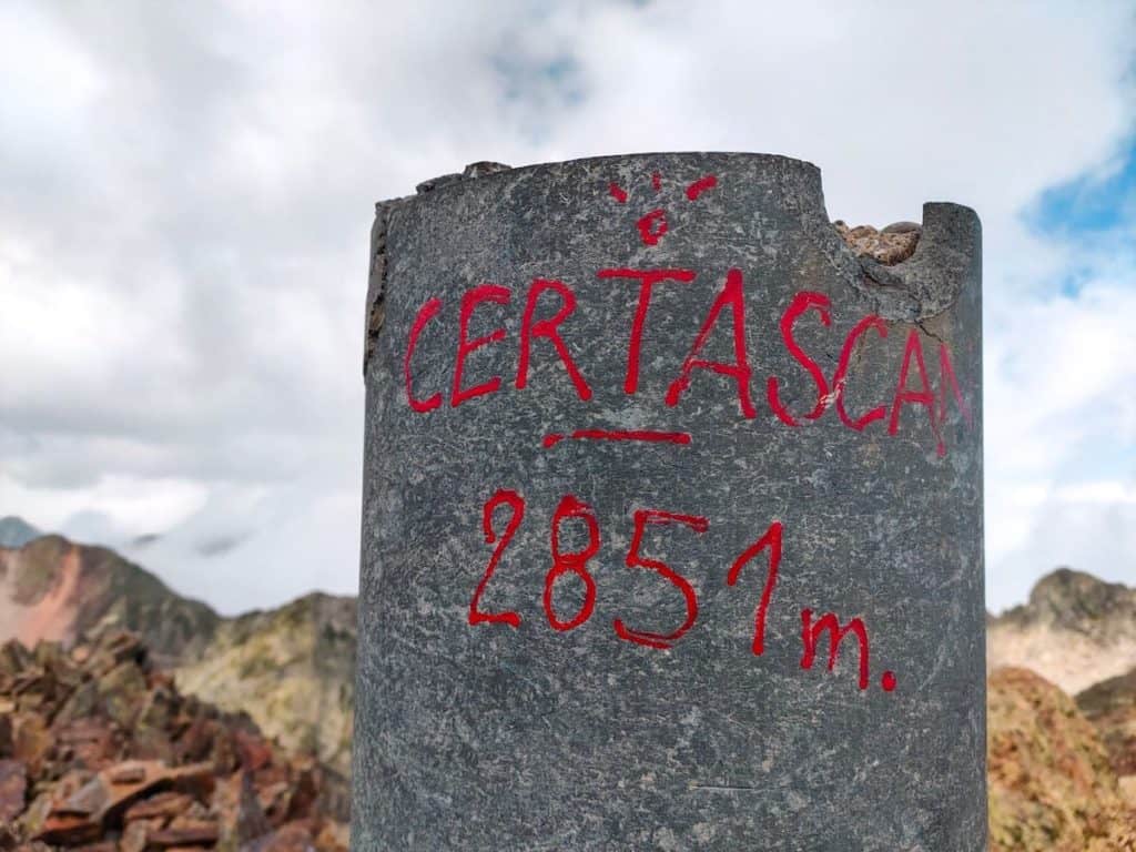 Sign on the Certascan peak (2851 m)