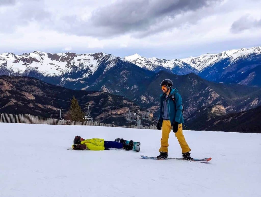 Two people snowboarding in Pal Arinsal ski resort
