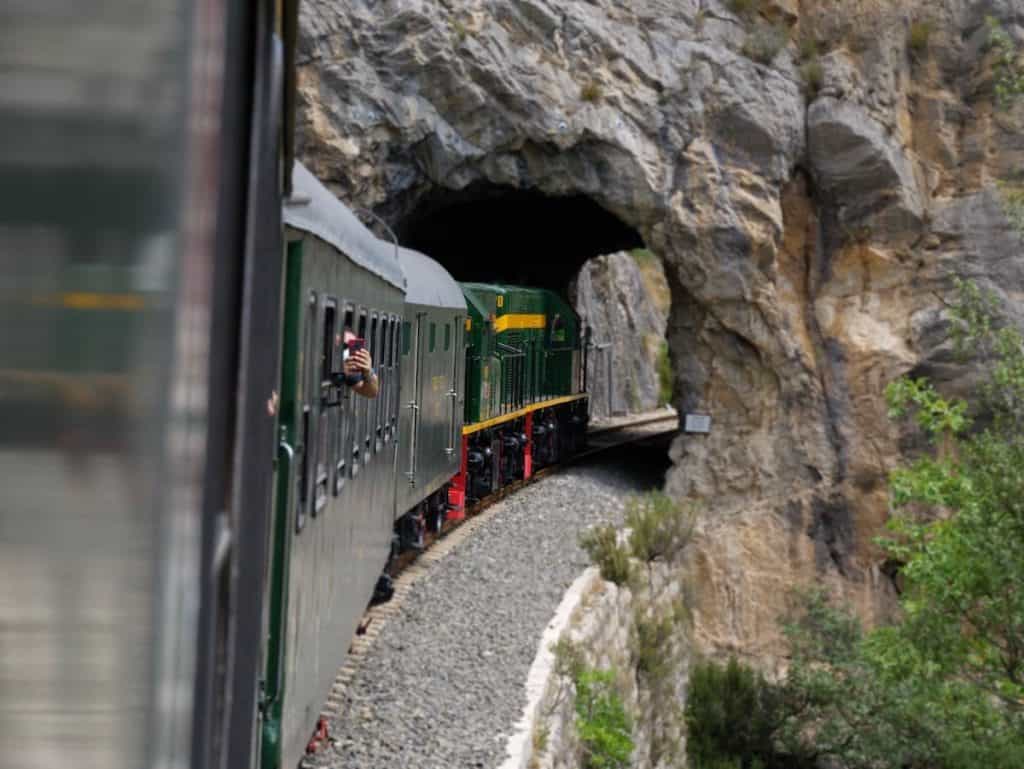 Tren dels Llacs crossing a tunnel