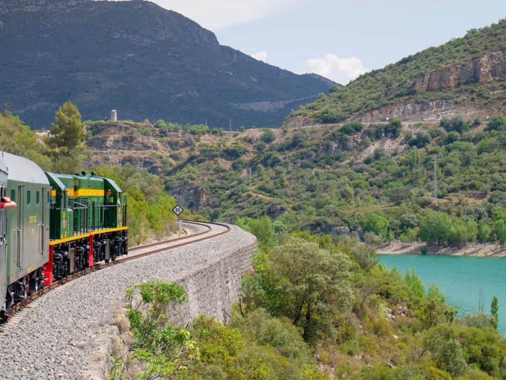 The Tren dels Llacs passing by a reservoir