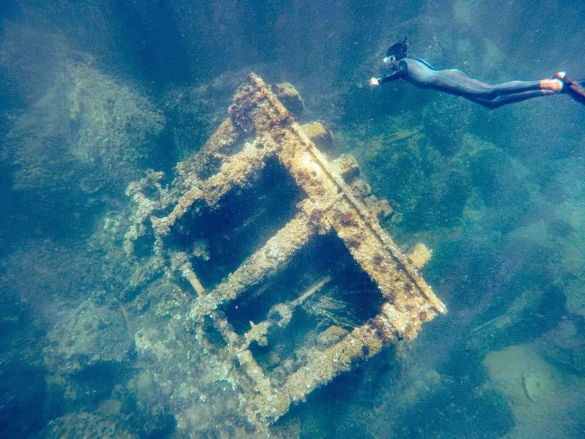 A snorkeler exploring the wreck in Illa Mateua (Costa Brava)